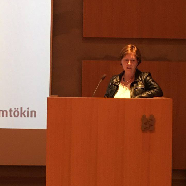 Sigrún Birgisdóttir framkvæmdastjóri Einhverfusamtakanna flutti erindi frá húsnæðis og búsetunefnd samtakanna