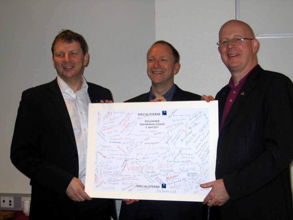 Fjöldi fólks kom og hjálpaði til við að rita þennan atburð á SPJALD SÖGUNNAR. Bjarni Torfi Álfþórsson, Thorkil Sonne og Hjörtur Grétarsson.