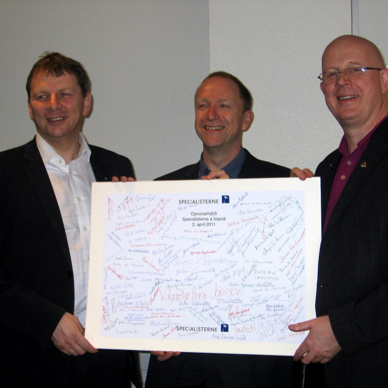 Fjöldi fólks kom og hjálpaði til við að rita þennan atburð á SPJALD SÖGUNNAR. Bjarni Torfi Álfþórsson, Thorkil Sonne og Hjörtur Grétarsson.