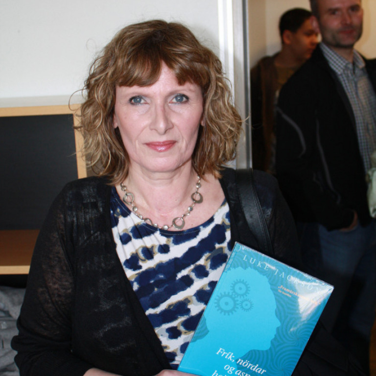Laufey Gunnarsdóttir með bókina Frík, nördar og Aspergersheilkenni. Einhverfusamtökin fjármögnuðu útgáfuna og Guðni Kolbeinsson þýddi.