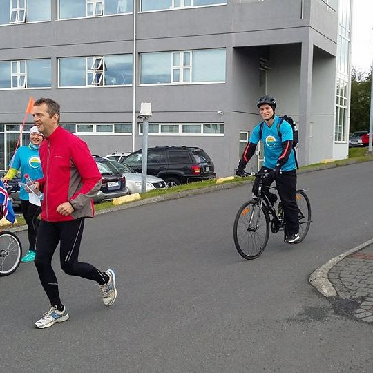 Tina, Ásgeir og Gísli Fannar sem fylgdu henni fyrstu kílómetrana.