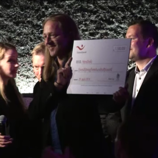 Jón Ari Ingólfsson, þáverandi formaður, að taka við styrk frá Hestamannafélaginu Þjóðólfshaga og Árbakka Rider Cup.