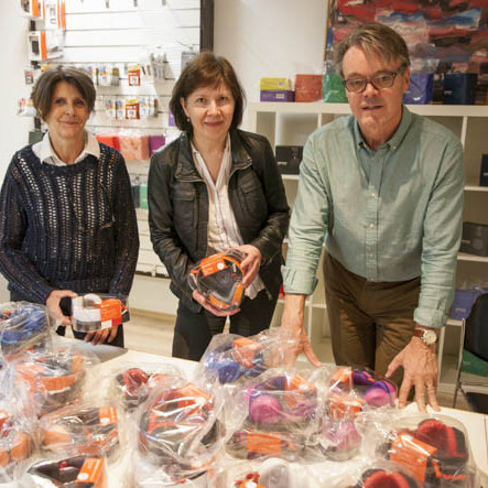 Skyggna ehf. færði Einhverfusamtökunum 25 heyrnartól til að dreifa í sérdeildir fyrir einhverfa á höfuðborgarsvæðinu.