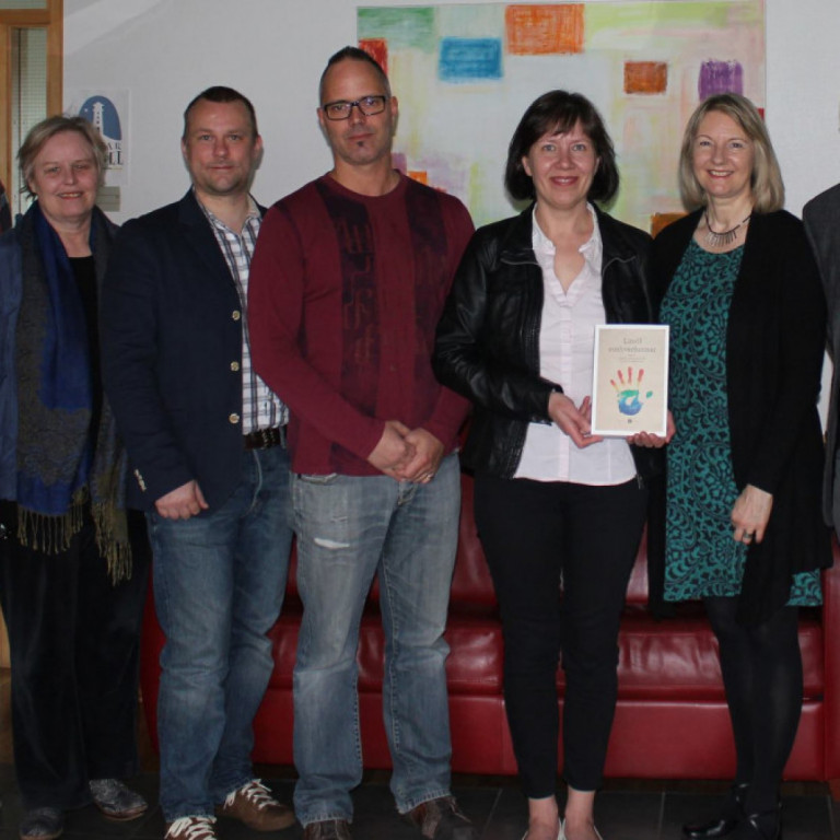 Starfsmenn Greiningar- og ráðgjafarstöðvar ríkisins komu við hjá okkur og færðu Einhverfusamtökunum eintök af bókinni Litróf einhverfunnar. Svavar, Ásdís, Sveinn, Hreiðar, Sigrún, Sigríður og Evald.