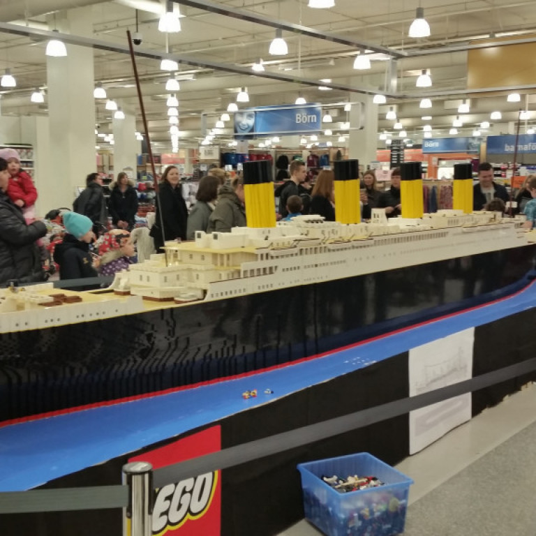 Undanfarin ár hafa Einhverfusamtökin veitt viðurkenningar í apríl fyrir vel unnin störf í þágu samtakanna eða einhverfra. Árið 2015 var tækifærið notað þegar að eftirlíking Titanic var afhjúpað í Hagkaup í Smáralind þann 24. apríl. Viðurkenningar hlutu þá;
Alexander Birgir Björnsson, einhverfur strákur sem ákvað að standa fyrir tónleikum til styrktar Einhverfusamtökunum og Birtu. Með aðstoð fjölskyldu sinnar, vina og ættingja fyllti hann Grindarvíkurkirkju. Þá safnaðist á aðra milljón króna á þessum frábæru tónleikum.
Brynjar Karl Birgisson, einhverfur strákur sem lét draum sinn rætast með því að byggja stærsta legoskip sem byggt hefur verið, eftirlíkingu af Titanic. Hefur hann með þessu verkefni sínu komið einhverfunni í fjölmiðla á jákvæðan hátt.
Greiningar- og ráðgjafarstöð ríkisins sendi frá sér bókina Litróf Einhverfunnar og er hún samin af starfsmönnum stofnunarinnar. Í bókinni er fjallað greiningu, orsakir og ýmislegt annað tengt einhverfu. Einnig er fjallað um sögu einhverfu á Íslandi.