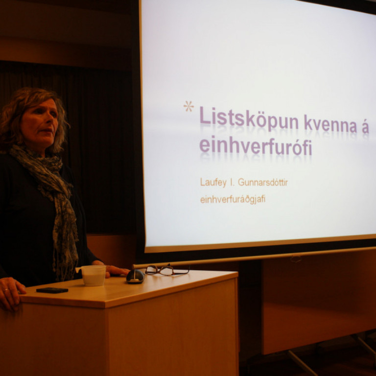 Opið hús hjá Einhverfusamtökunum 2. aprí 2014. Laufey I. Gunnarsdóttir einhverfuráðgjafi flutti erindi um listsköpun kvenna á einhverfurófi.