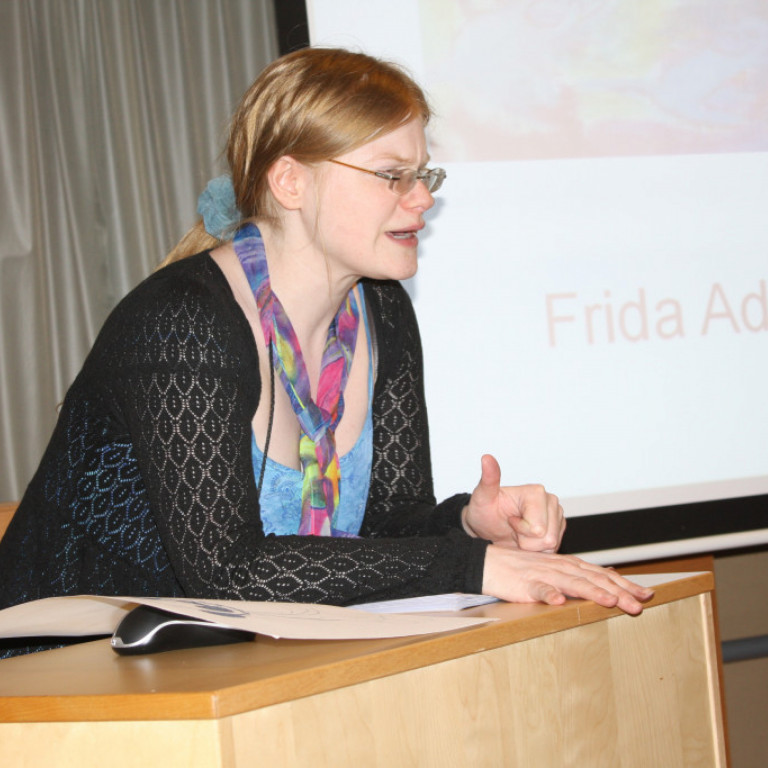 Opnuð var sýning á vatnslitamyndum Fríðu Adriönu Martins og las hún upp úr fyrstu bók sinni þar sem hún breytir upplifun sinni af einhverfu í litríkan ævintýraheim.