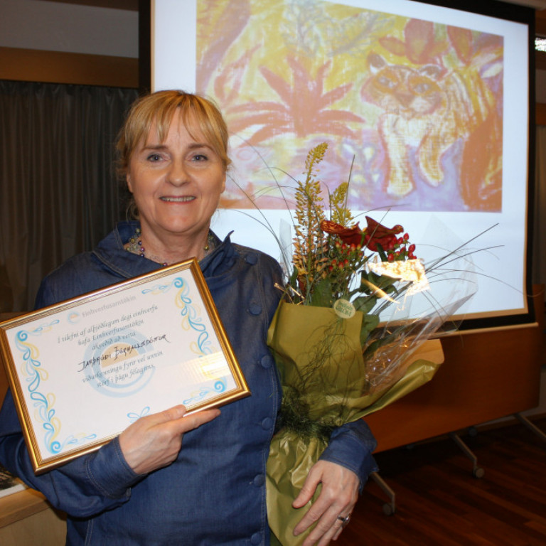 Jarþrúður Þórhallsdóttir hlaut viðurkenningu Einhverfusamtakanna fyrir bók sína Önnur skynjun – ólík veröld. Lífreynsla fólks á einhverfurófi.