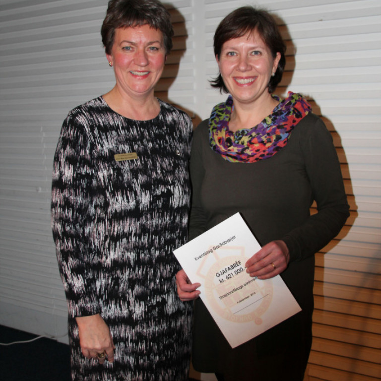 Jóna Rún Gunnarsdóttir formaður kvenfélags Garðabæjar og Sigrún Birgisdóttir framkvæmdastjóri Einhverfusamtakanna. Kvenfélagið styrkti sumarnámskeið félagsins.