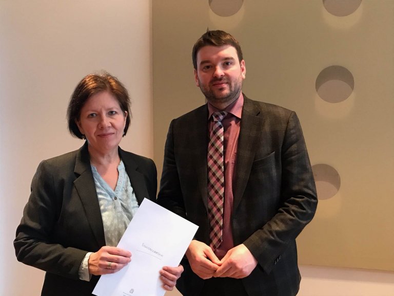 Einhverfusamtökin hlutu tvo styrki í gær