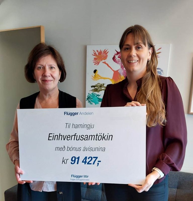 Sigrún Birgisdóttir hjá Einhverfusamtökunum tekur við styrk frá Elínu, sölu- og mannauðsstjóra Flügg…