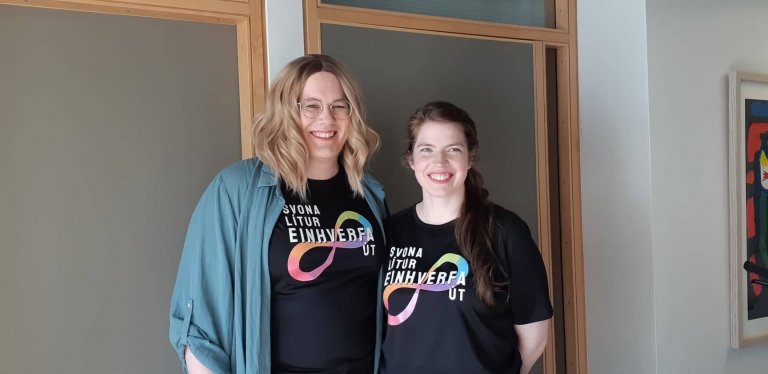 Steingerður Lóa Gunnarsdóttir og Auður Ákadóttir hönnuðir merkisins á nýju bolum Einhverfusamtakanna…