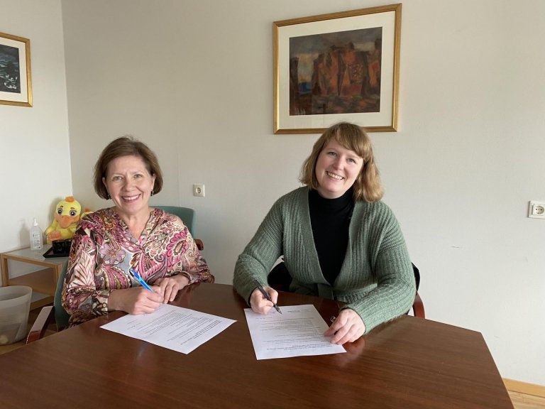 Sigrún Birgisdóttir framkvæmdastjóri einhverfusamtakanna og Elín Edda Pálsdóttir verkefnastjóri útgá…