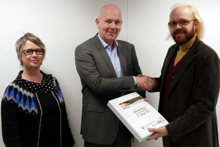 Óttar Proppé tekur við undirskriftum